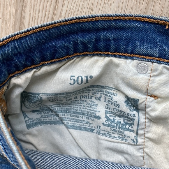 LEVI’S Denim Shorts Women Cut-Off 501 Medium Denim US 30 Red Tab - Picture 5 of 9